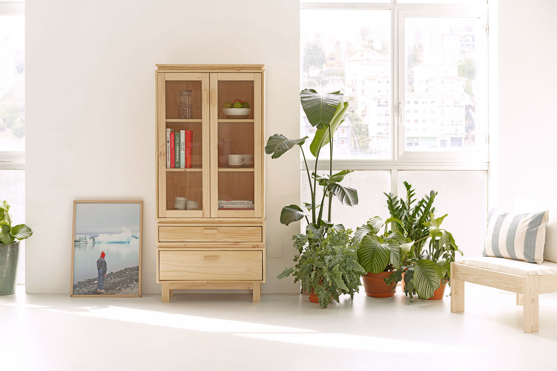 Imagen de ambiente 1 para:Vitrina de madera natural